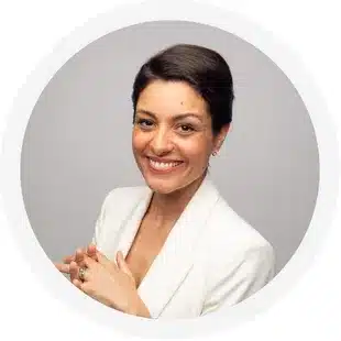 Portrait of Cathy Jeroudi, sophrologist and emotional regulation coach helping clients relieve stress, reconnect with calm, and feel more at ease in their body and mind.