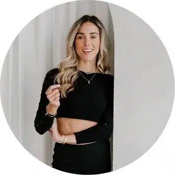 Louisa Mesquita, certified health and glow-up coach helping clients gain muscle, lose weight, and boost energy naturally