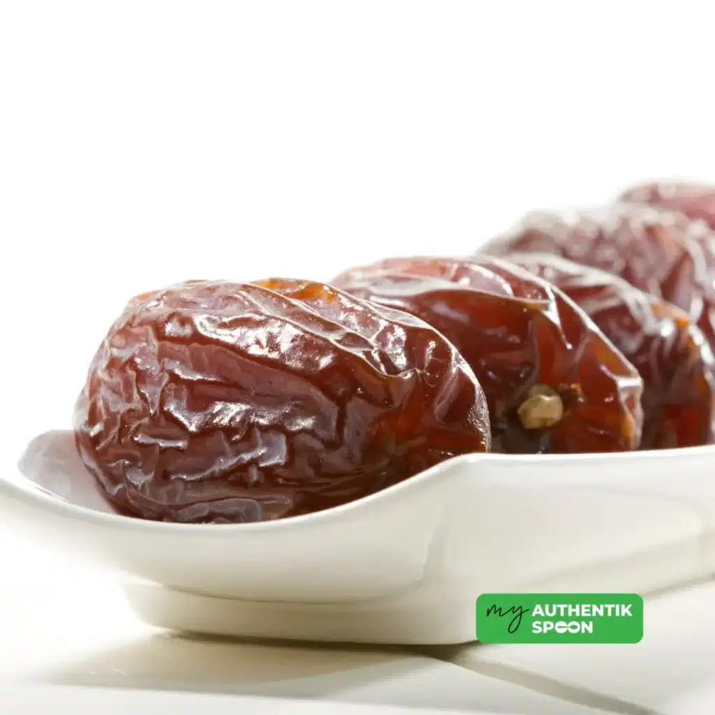 Fresh dates used as natural sweeteners rich in fiber and nutrients.