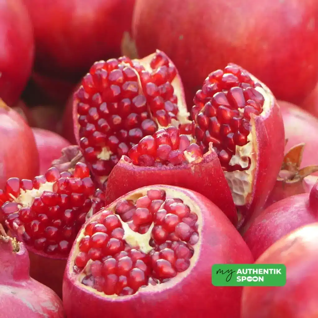 Pomegranate seeds as one of the foods for digestion before holidays, rich in polyphenols that support gut health